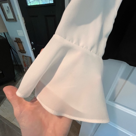 ~CeCe~ Chic Black and White Women's Top - Picture 3 of 5